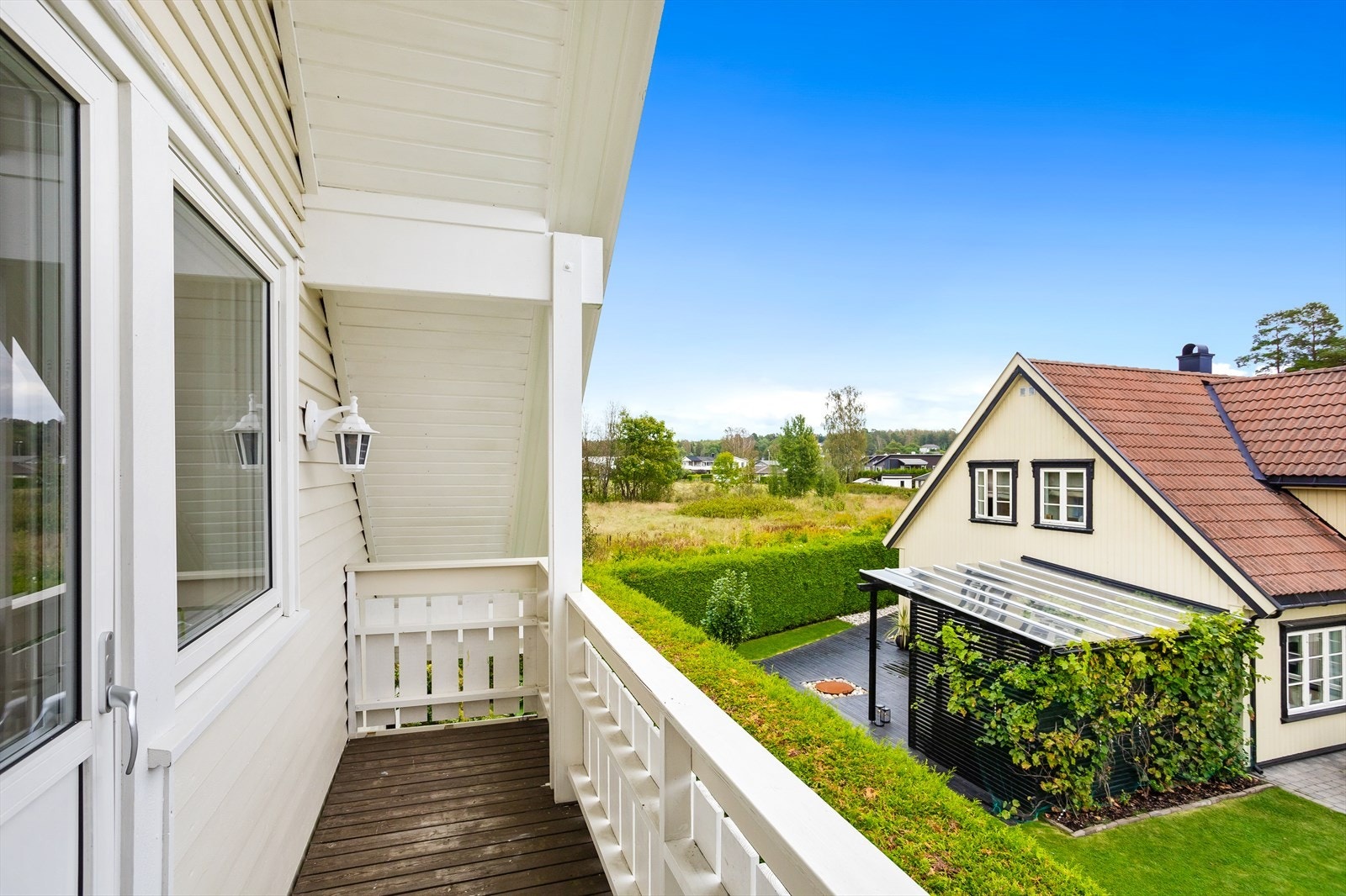 Utgang fra soverom til overbygde balkong. Galleribilde