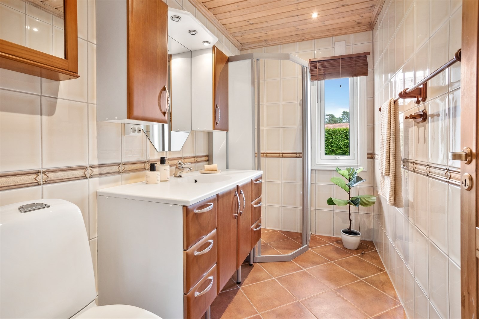 Flislagt baderom i 1. etasje med varme i gulvet.. Galleribilde