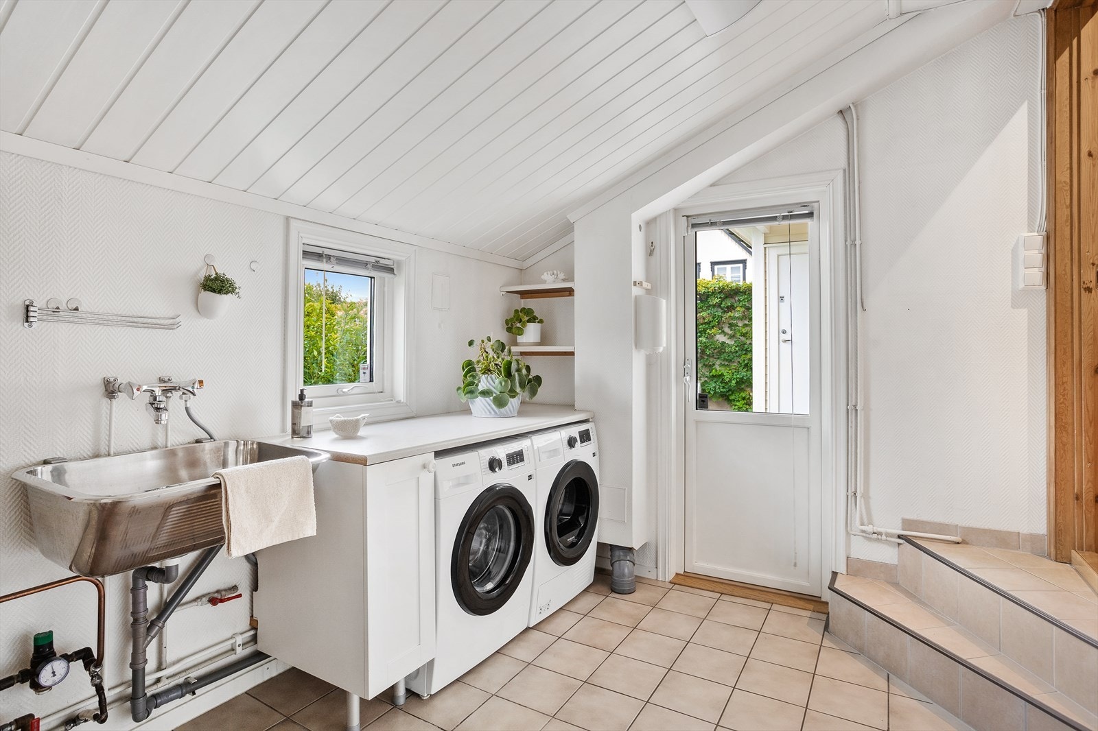 Vaskerom - Tilkomst fra kjøkken (2 trinn ned) og terrassedør ut. Galleribilde