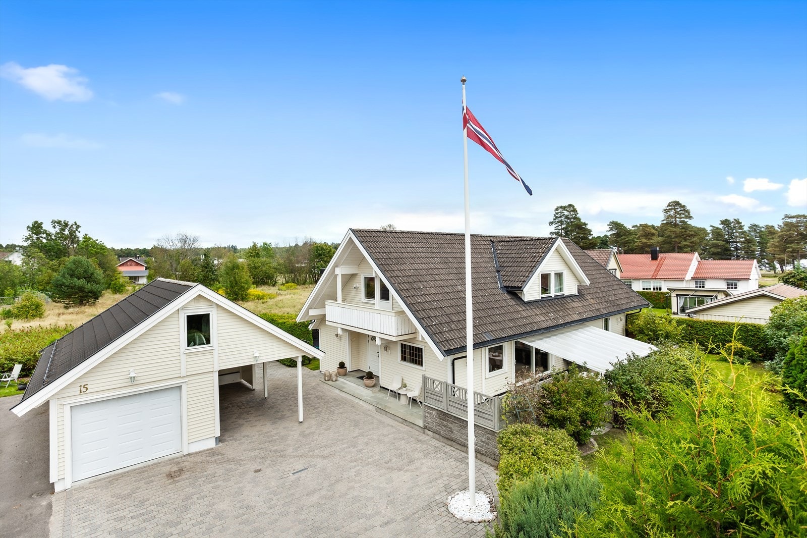 Velkommen til Strandlyveien 15 på vakre Skallevold. Galleribilde