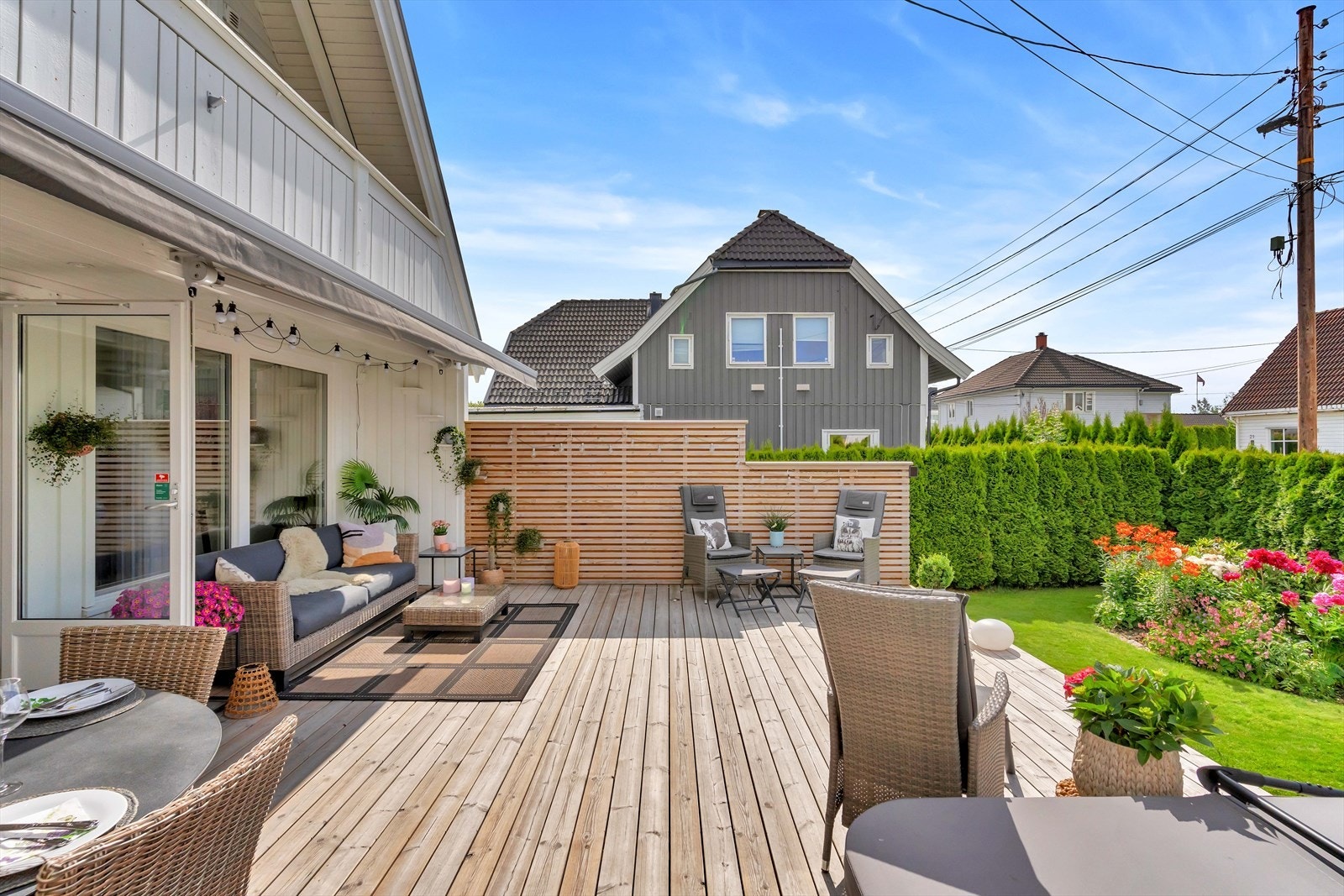 Videre kan terrassen skilte med flere soner for møblering, en ekstra bred markise, samt innfelt belysning som setter stemningen gjennom kvelden. Galleribilde