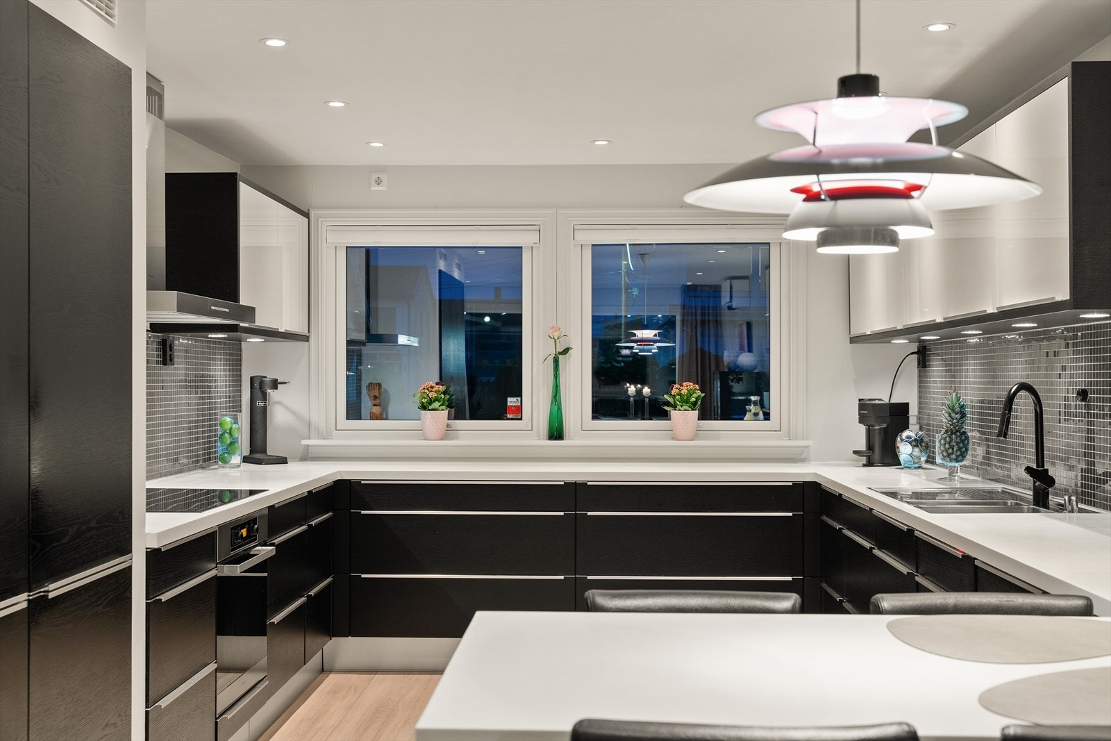 I tillegg er det halvøy med barløsning og sitteplasser - perfekt for enkle måltider og lekselesing. Galleribilde