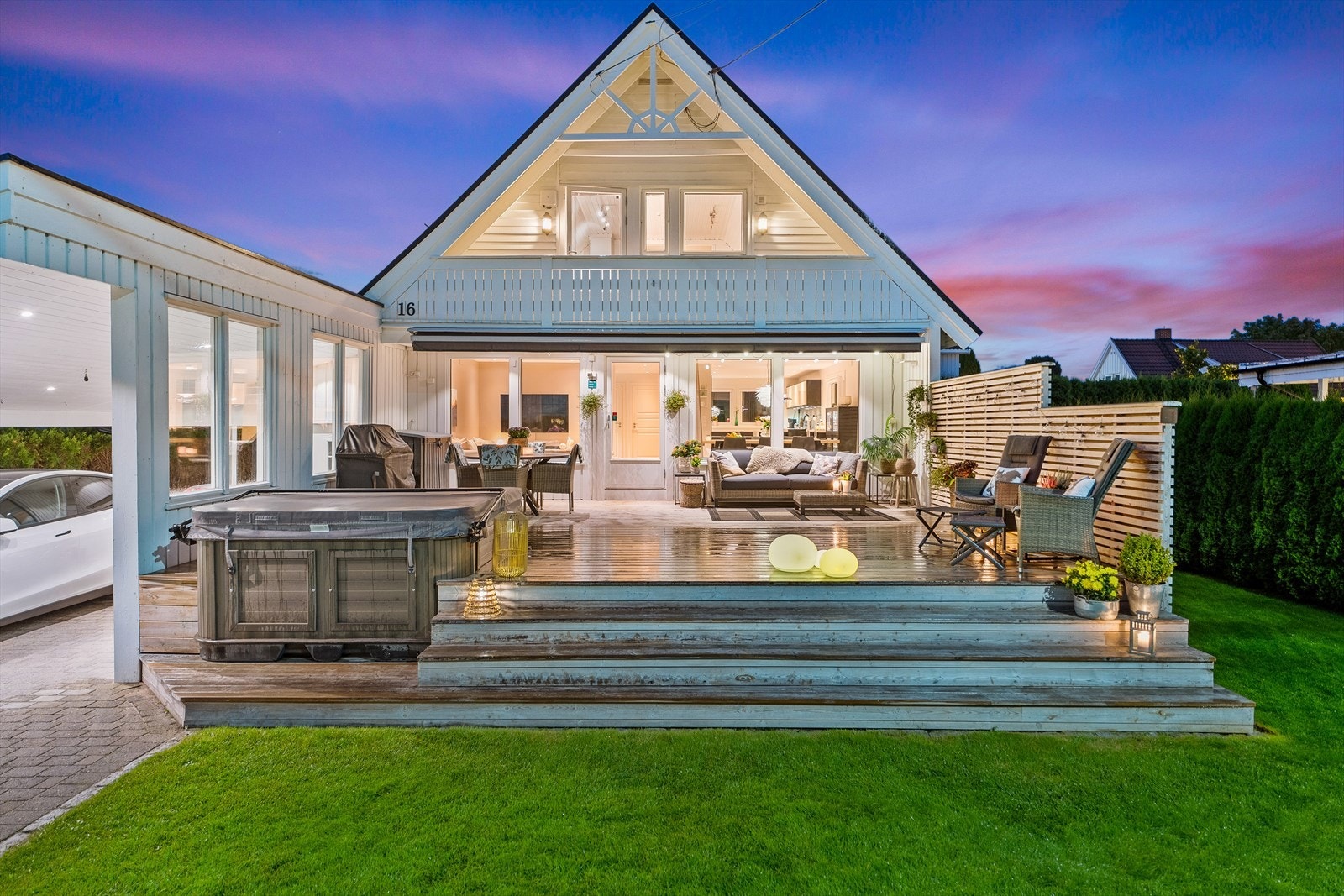 En sørvendt terrasse på ca. 50 kvm byr på alt man kan ønske seg - sol hele dagen, hyggelige soner for måltider og avslapning, samt nedfelt massasjebad for ekstra luksus i hverdagen. Galleribilde