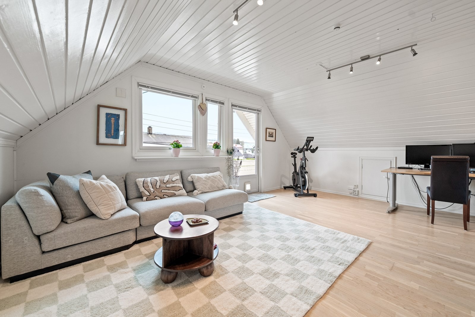 Gulvet har parkett, mens vegger og himling er hvitmalt. Om sommeren er det deilig å trekke ut på balkongen. Galleribilde