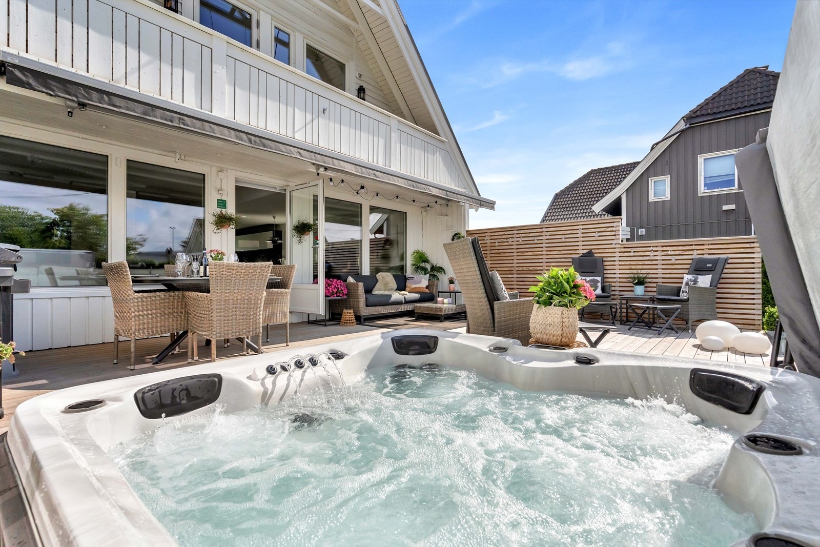 Terrassen er nøye opparbeidet for maksimal komfort gjennom sesongen, enten man ønsker å slappe av eller invitere til sosiale sammenkomster. Galleribilde