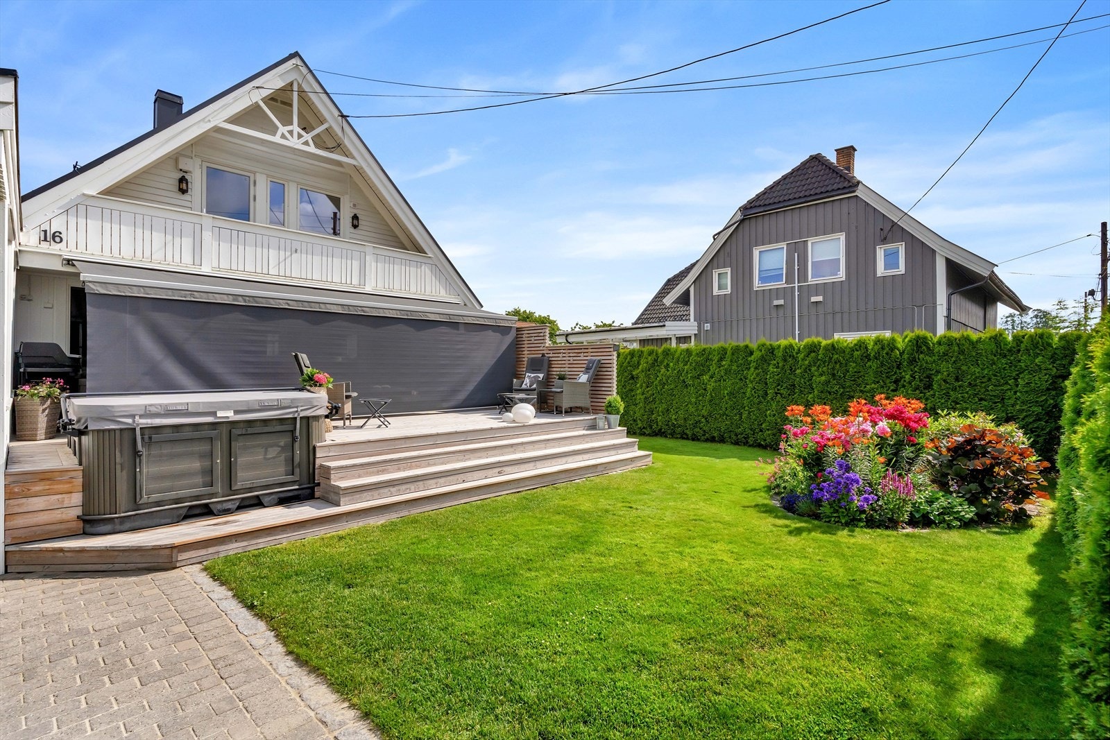 Markisen kan trekkes helt ned og brukes som en lun avdeling på terrassen for kos og privatliv langt ut over kvelden. Galleribilde