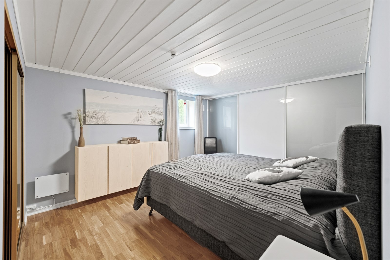 I kjelleren finnes det tre innredede rom som ikke er godkjent til varig opphold; to av disse er innredet og fremstår som soverom. Galleribilde