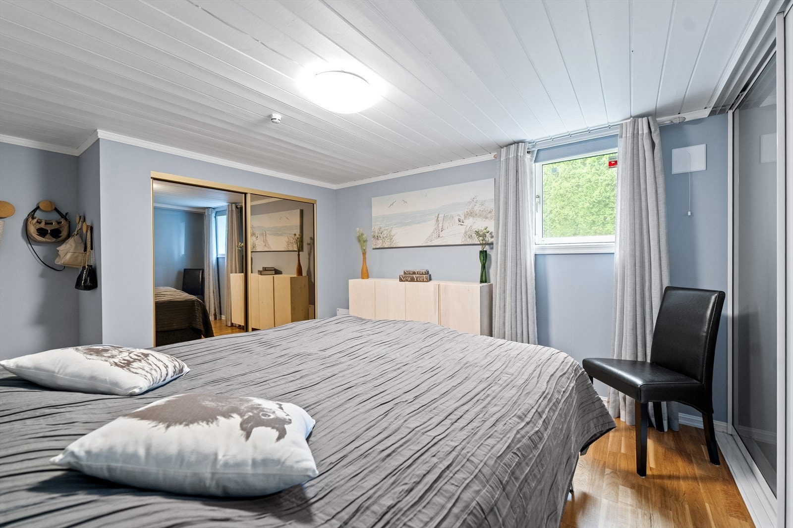 Det største rommet i kjelleren har ekstra god størrelse, samt to plassbygde skyvedørsgarderober med mye oppbevaringsplass. Galleribilde