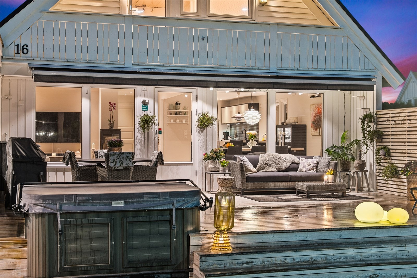 Terrassen har også belysning og en ekstra bred markise. Galleribilde