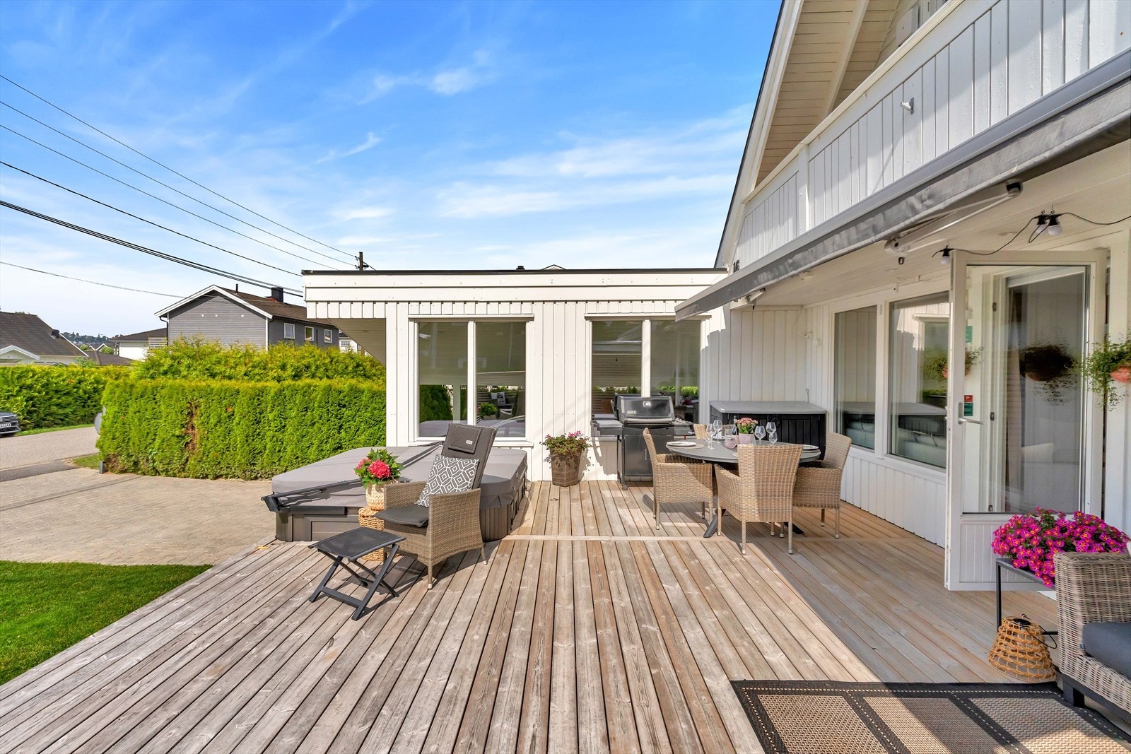 Terrassen er delvis overbygd av en balkong på ca. 8 kvm. Galleribilde