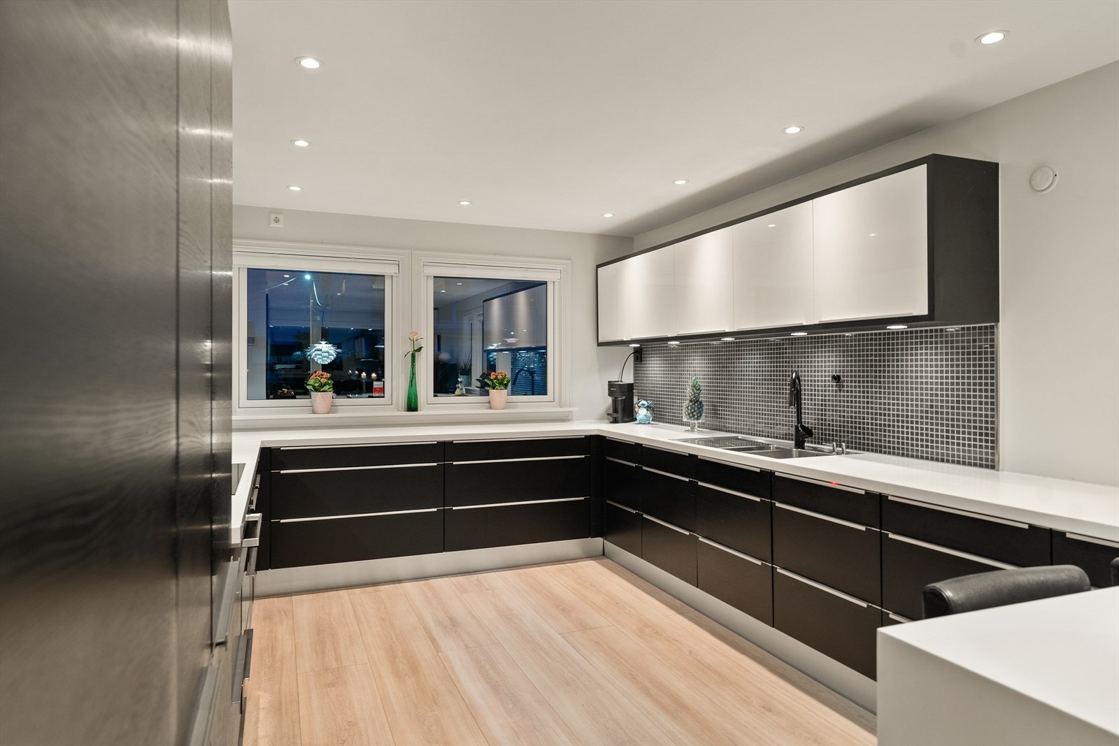 Hvitevarene er i form av kjøleskap, fryseskap, oppvaskmaskin, stekeovn og koketopp. Over koketoppen er det vegghengt ventilator. Galleribilde