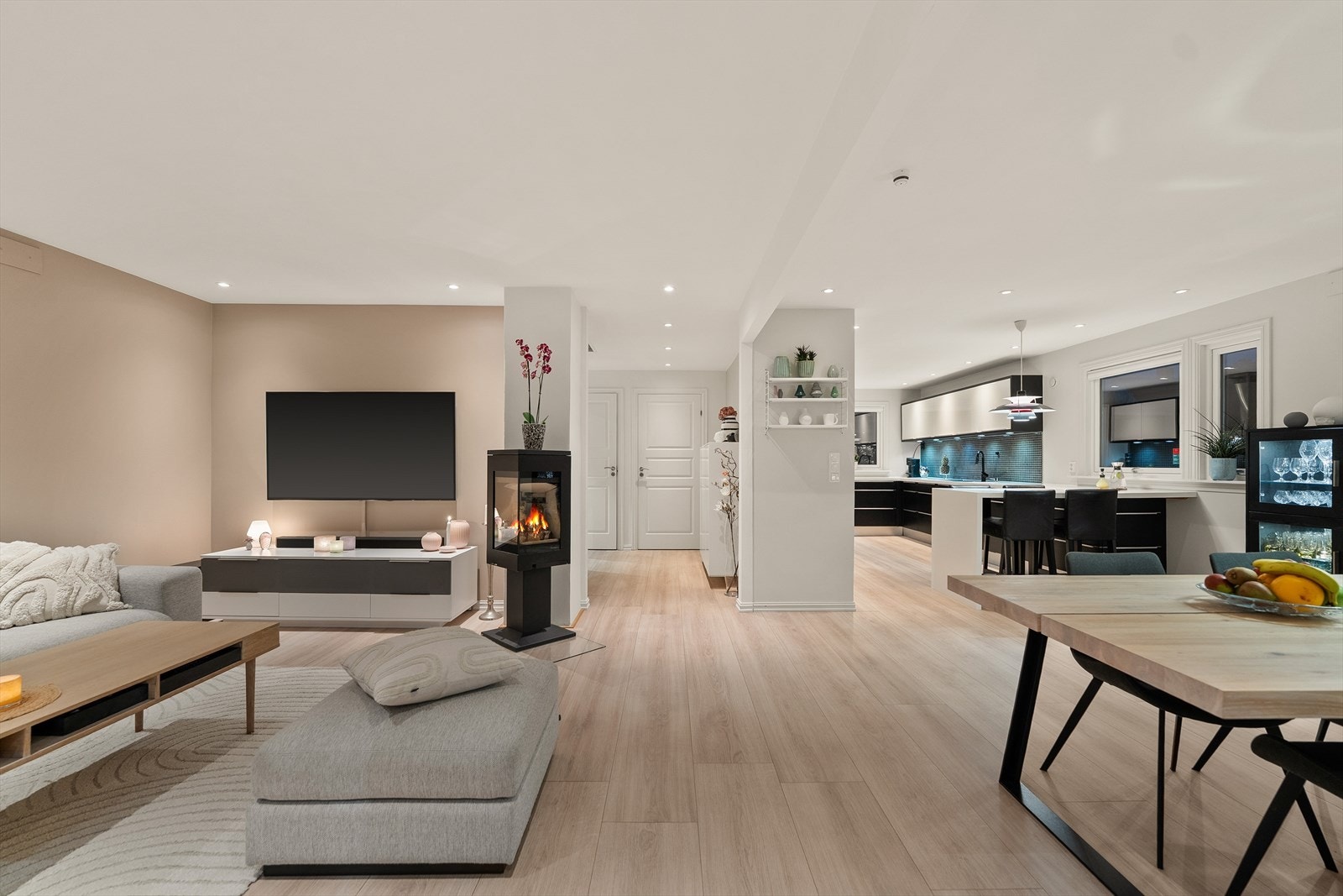 Dette er en moderne og innholdsrik enebolig med nydelig uteområde og fantastisk beliggenhet på Vigernes. Galleribilde