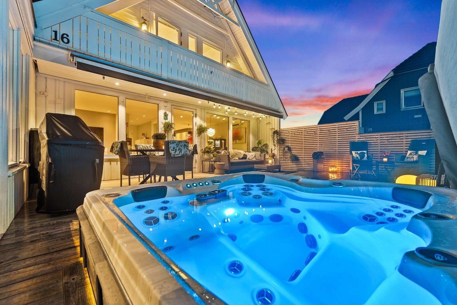 Høydepunktet er et nedfelt påkostet massasjebad(toppmodell fra 2022 - Arctic Spa Cub fra Polarbad) med plass til fire til seks personer. Galleribilde