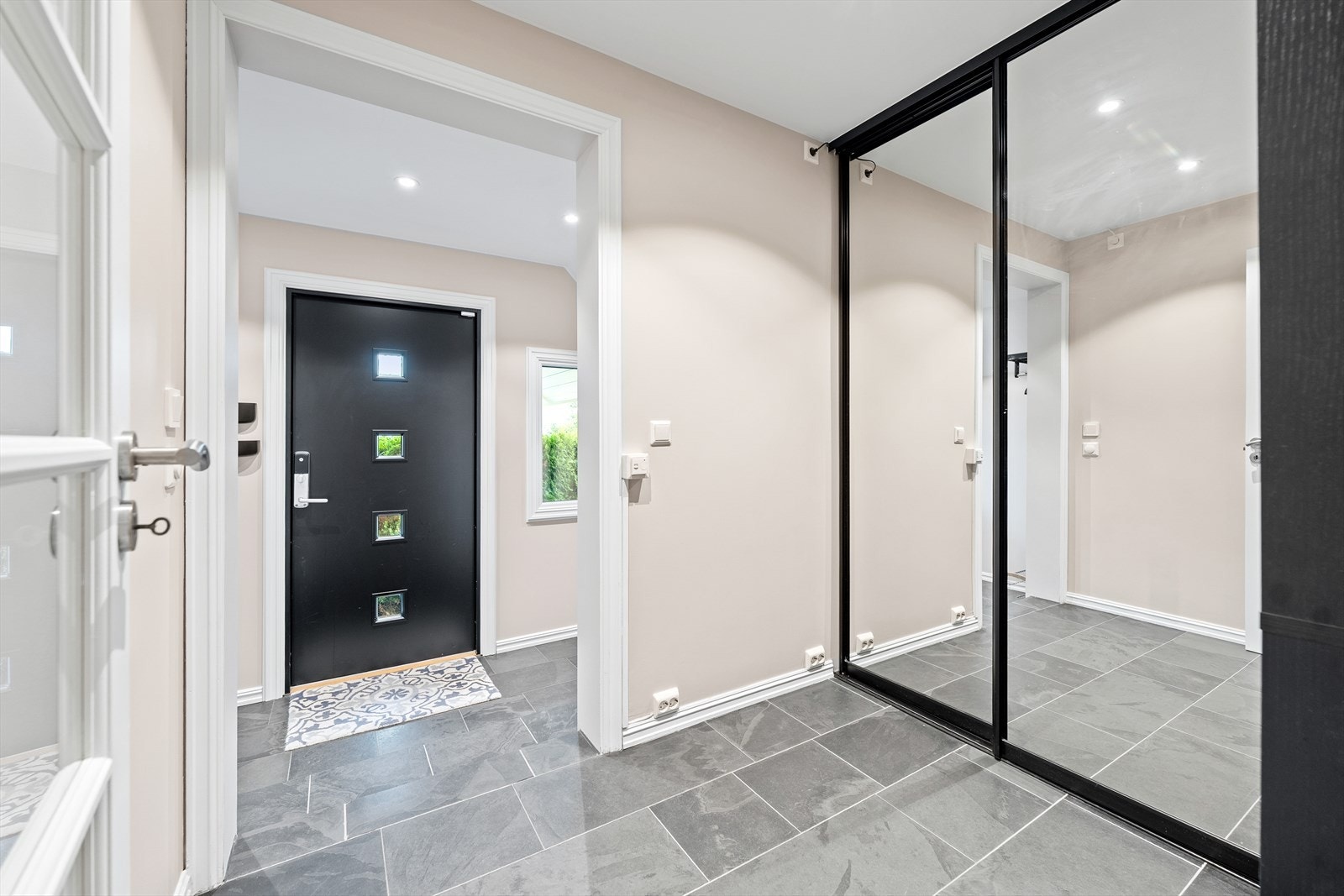 Inne venter en lekker entré med god takhøyde og smakfulle overflater pusset opp i nyere tid. Galleribilde