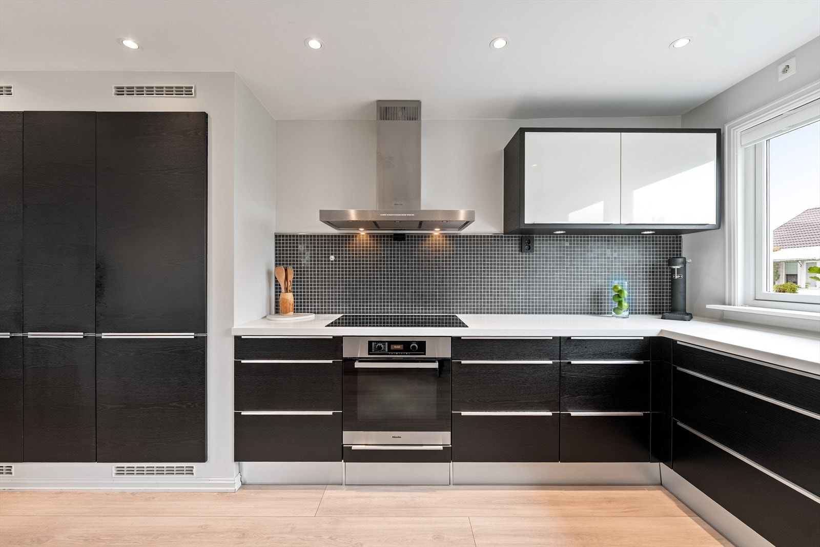 Kjøkkenet er utstyrt med mye oppbevaringsplass, gode arbeidsflater, oppvaskkum og integrerte hvitevarer. Galleribilde