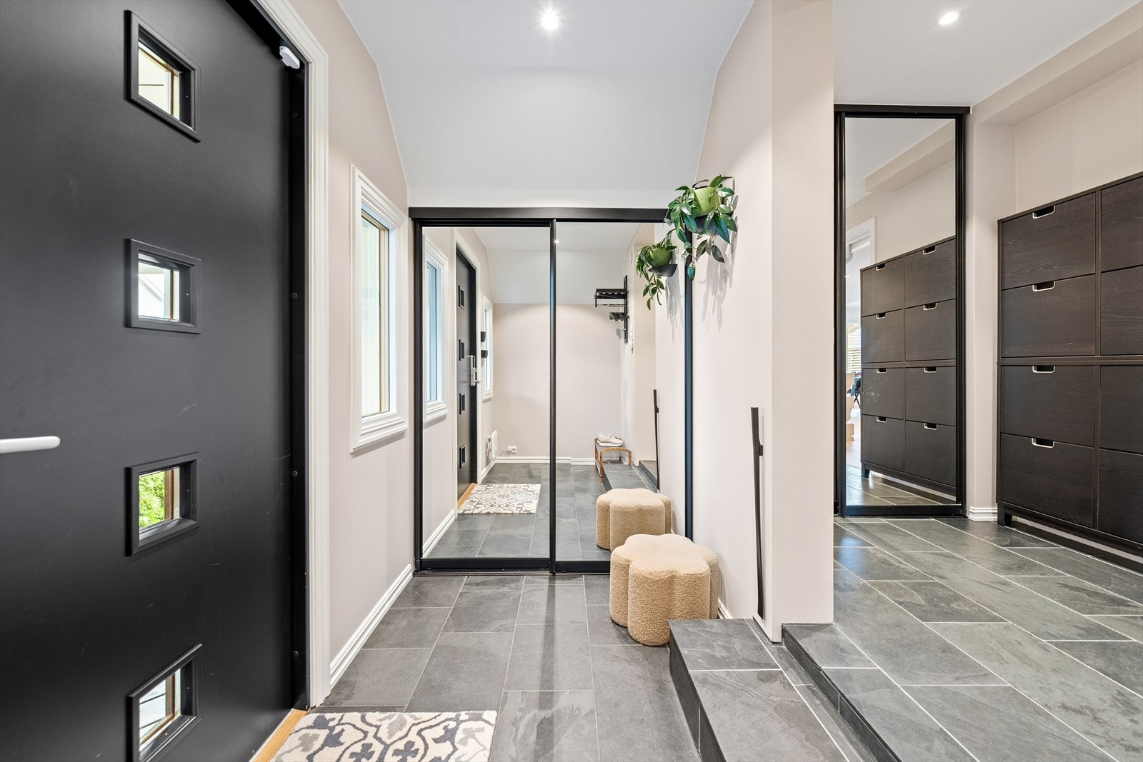 Entreen har videre adkomst til en gang, og begge rommene har plassblygd skyvedørsgarderobe med speilfronter. Galleribilde