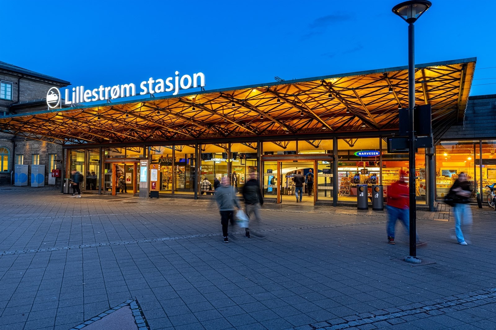 Det er gangavstand til Lillestrøm stasjon hvor toget tar deg til Oslo sentrum og Oslo Lufthavn Gardermoen på kun 10-12 minutter, med hyppige avganger. Galleribilde