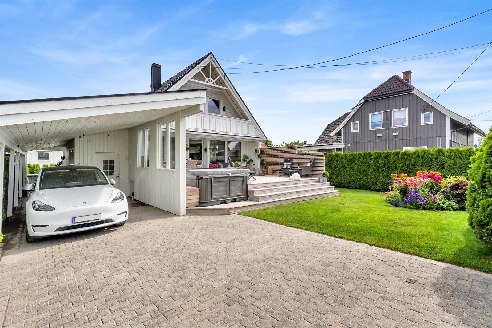 Uteområdet er en liten oase, rammet inn av tujahekk for ekstra privatliv. Galleribilde