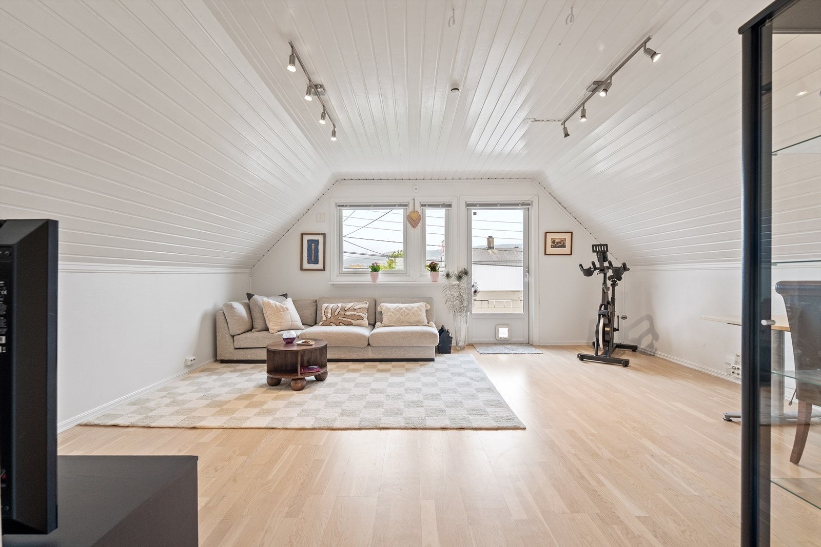 Loftstuen har god størrelse, slik at det er enkelt å innrede med hjørnesofa, tv, skrivebord og annet, ønskelig møblement. Galleribilde