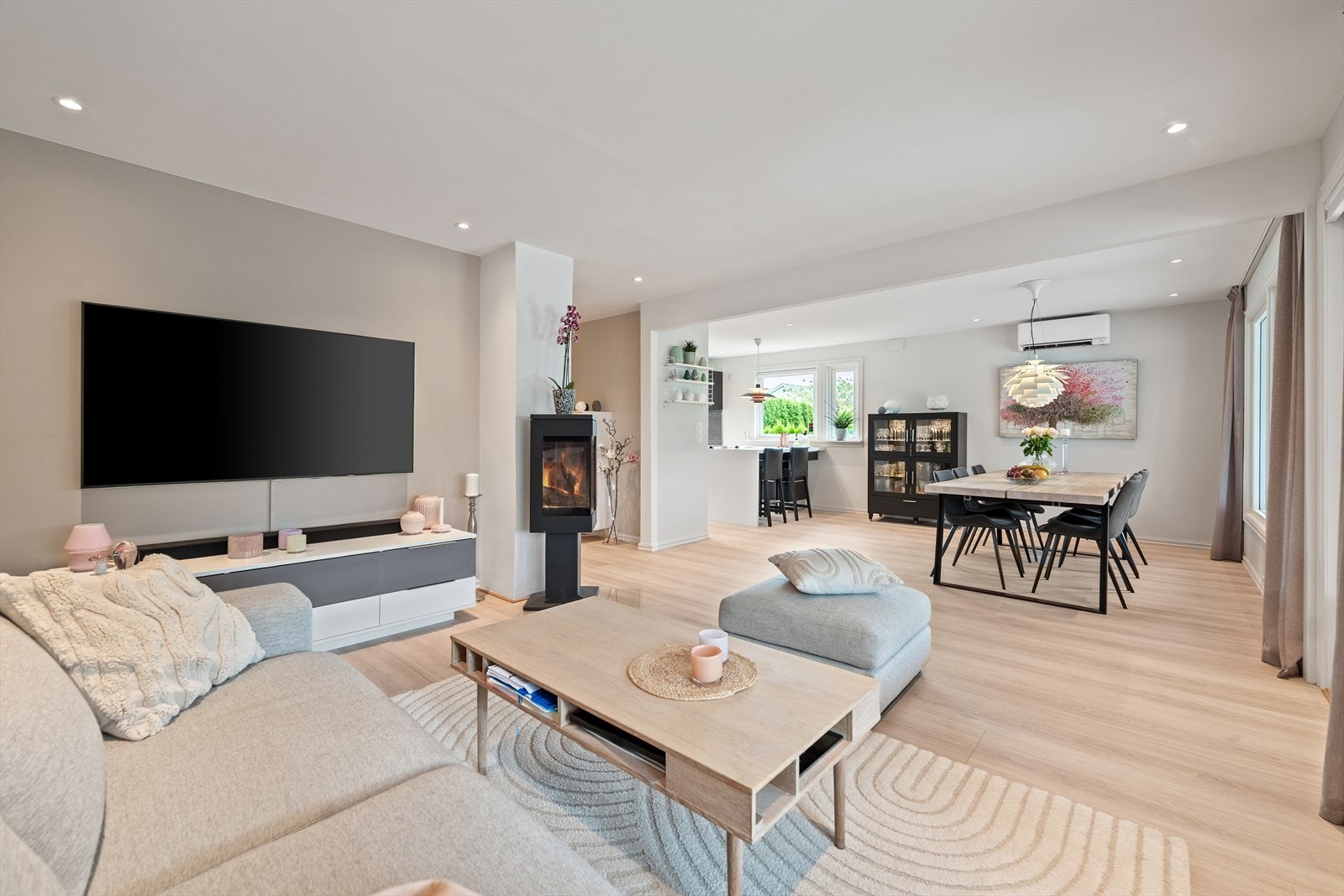 Boligen har en nydelig stue med store vinduer langs hele gavlveggen mot sør. Galleribilde