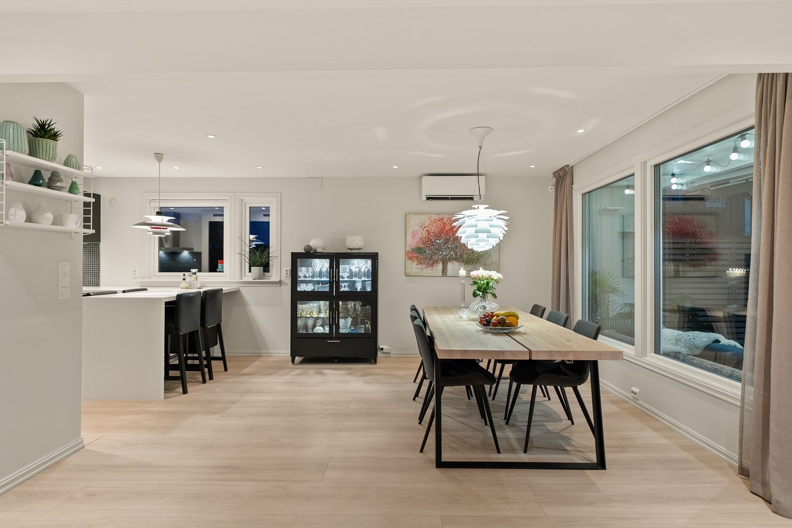 Det er listefri overgang til himling med velplasserte downlights. Galleribilde