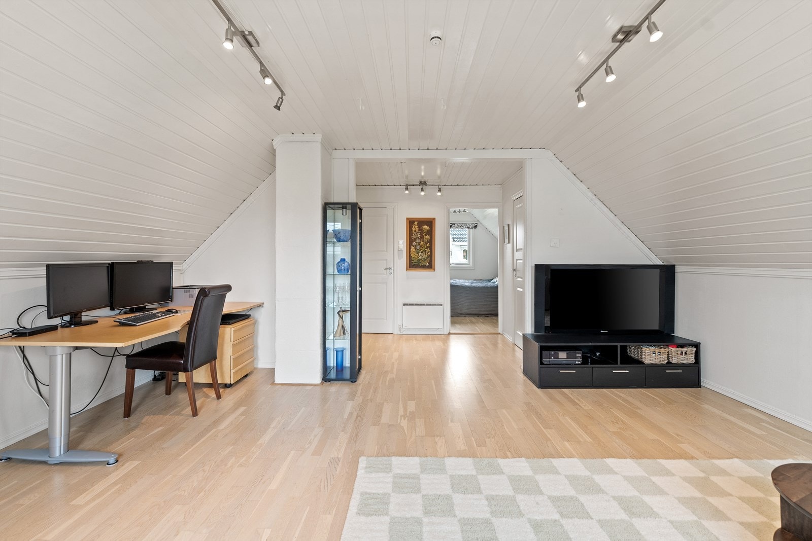 Loftstua er opprinnelig godkjent som to soverom og det er gode muligheter for å tilbakestille til dette ved behov. Galleribilde