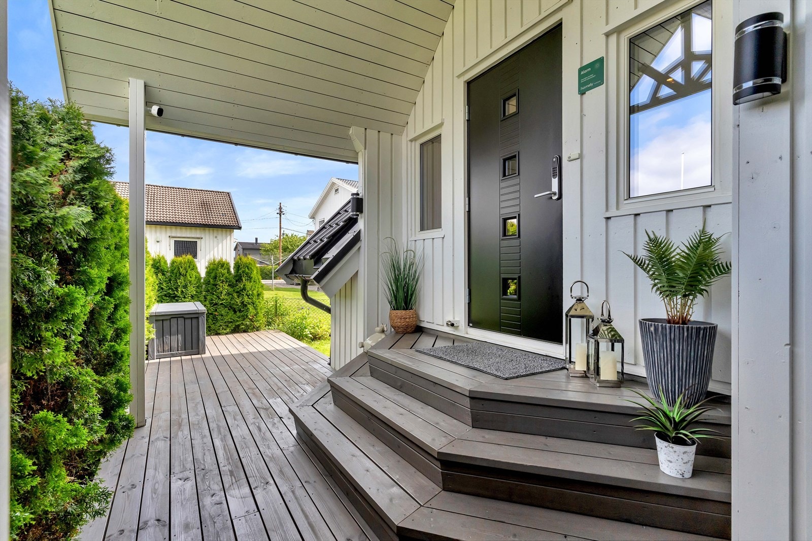 Boligen har et pent inngangsparti hvor det er hyggelig å ønske gjester velkommen. Her er det terrasse på ca. 16 kvm, belysning og en dør fra 2017 med kodelås. Galleribilde