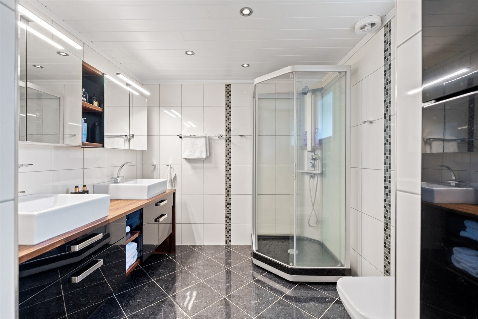 I kjelleren er det et stort og flislagt bad fra 2008 med moderne utførelse. Badet har blant annet vegghengt toalett, dusjkabinett og lekker innredning. Galleribilde