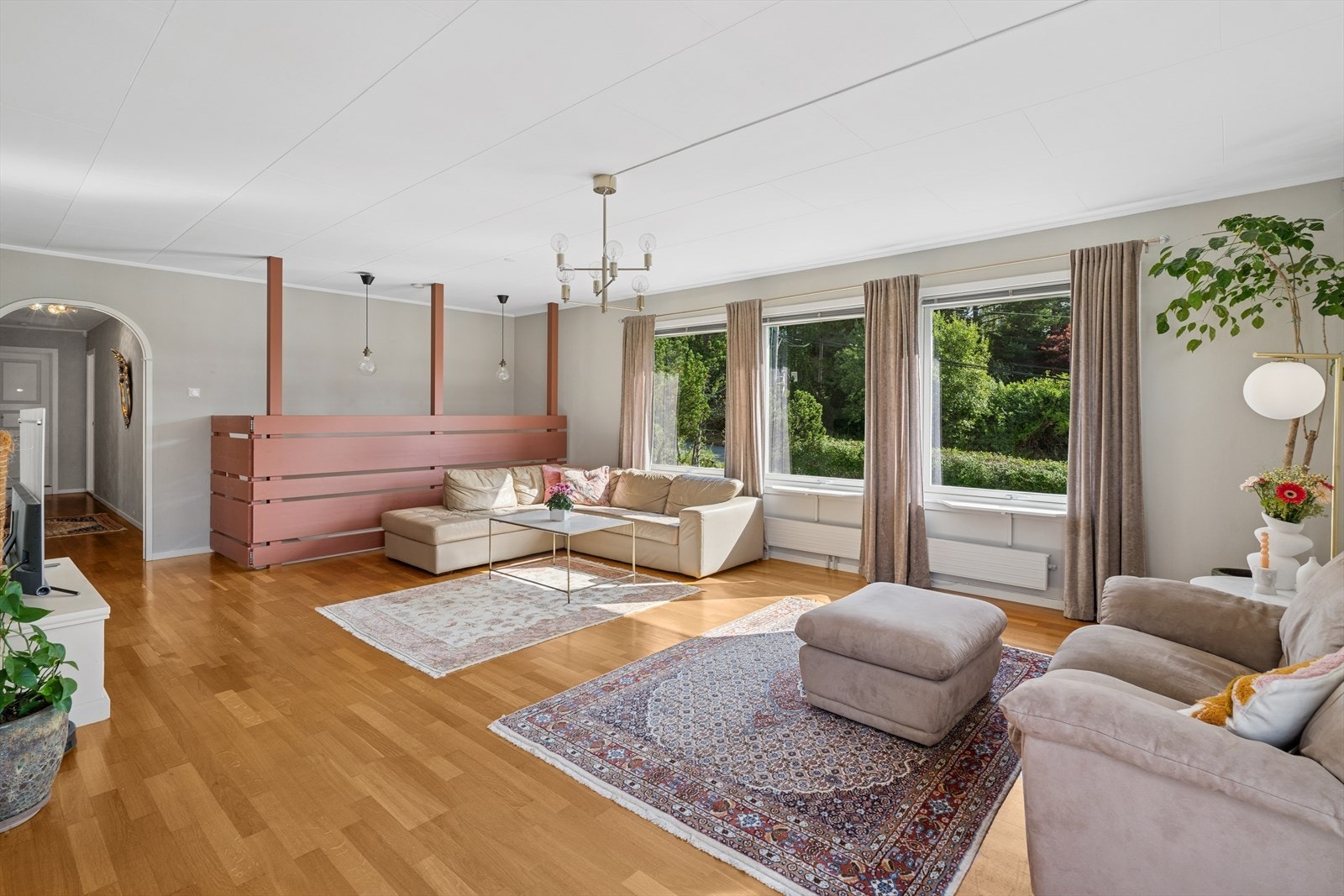 Boligens stue er av god størrelse. Her er det god plass til både sofakroken og spisebordet Galleribilde