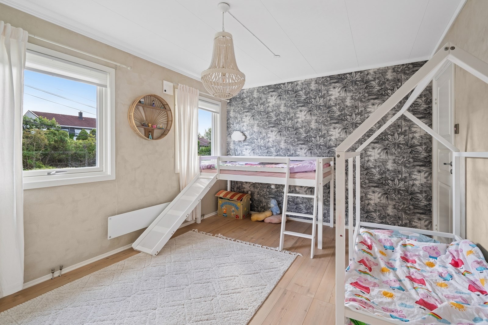 Det ene rommet var opprinnelig to små soverom Galleribilde