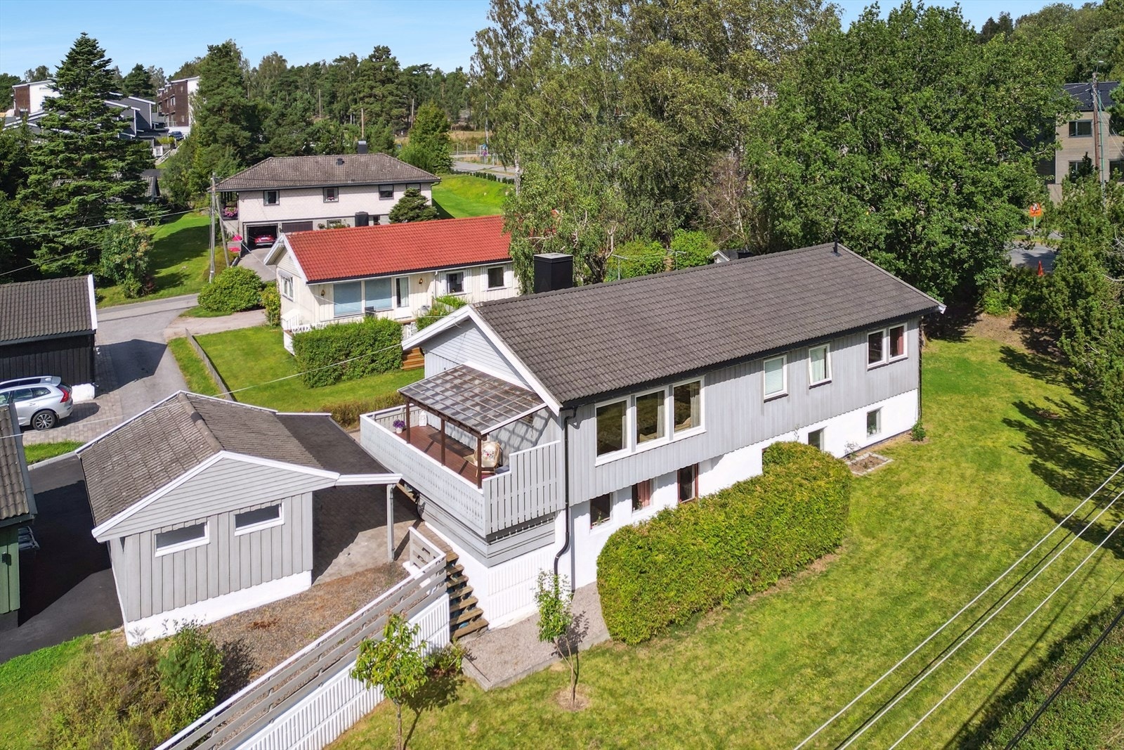 Boligen ligger på en stor og solrik hjørnetomt Galleribilde
