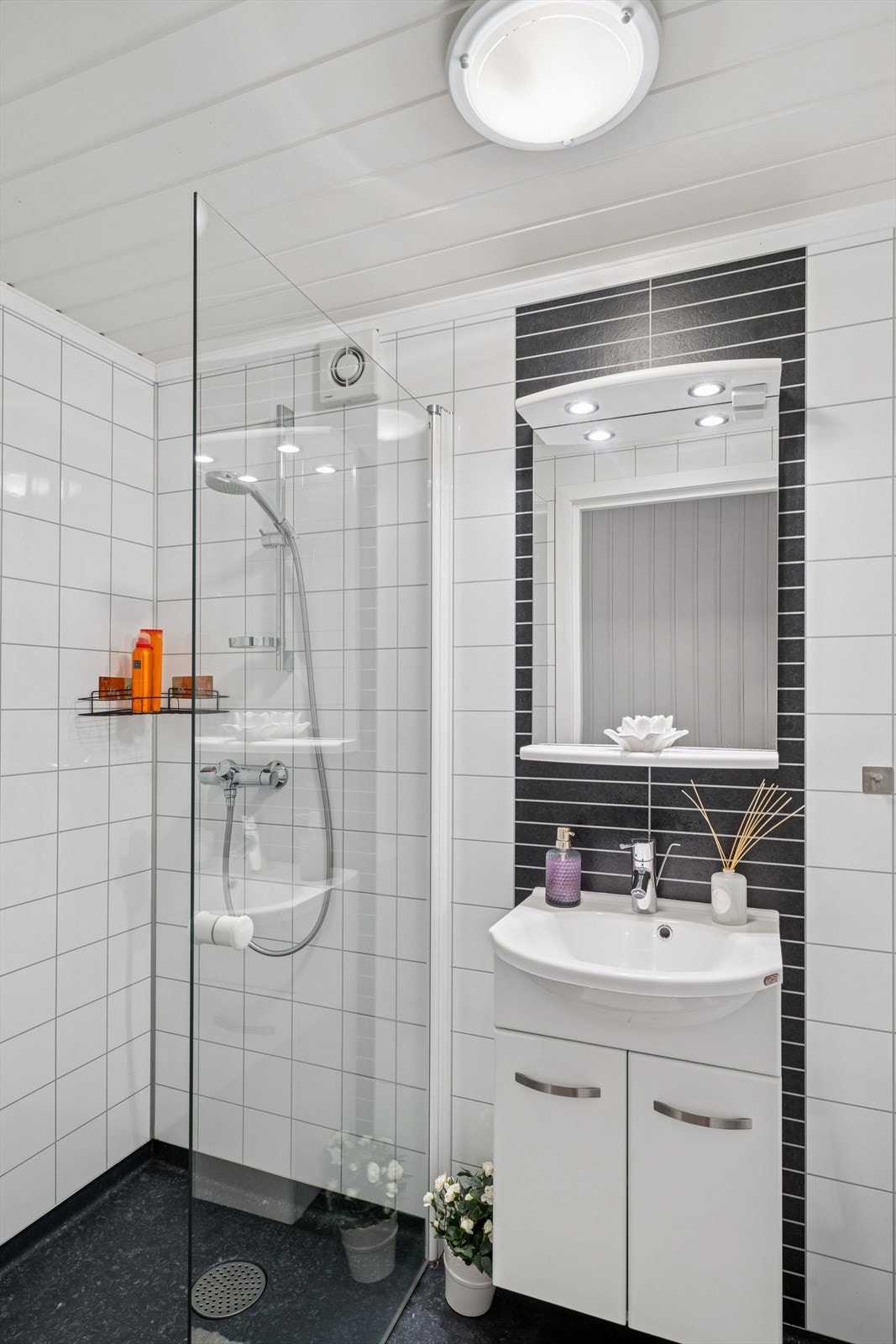 Badet i underetasjen har varmekabler i gulv. Det er servant, toalett og dusjvegg Galleribilde