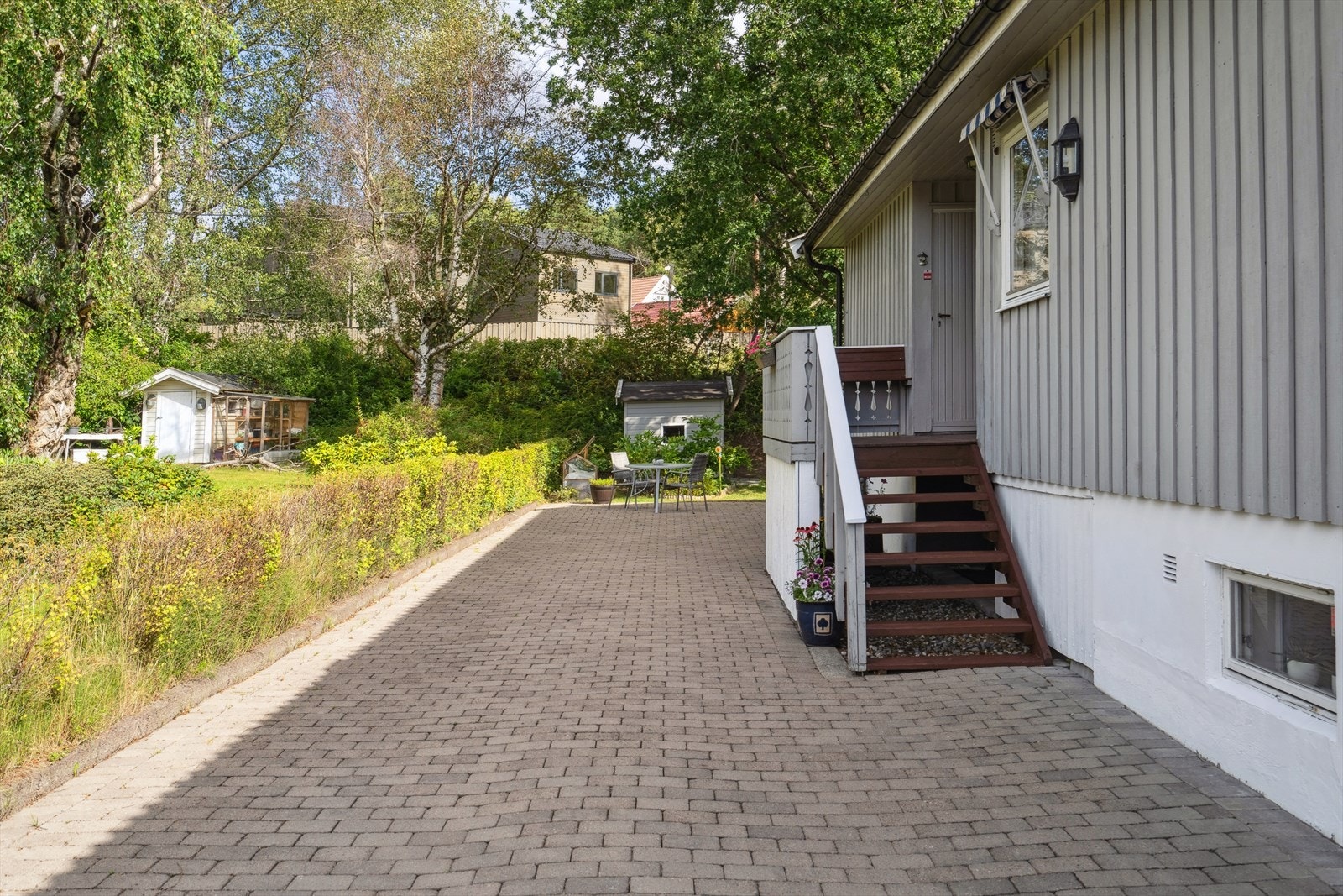 Steinlagt gårdsplass og innbydende inngangsparti Galleribilde