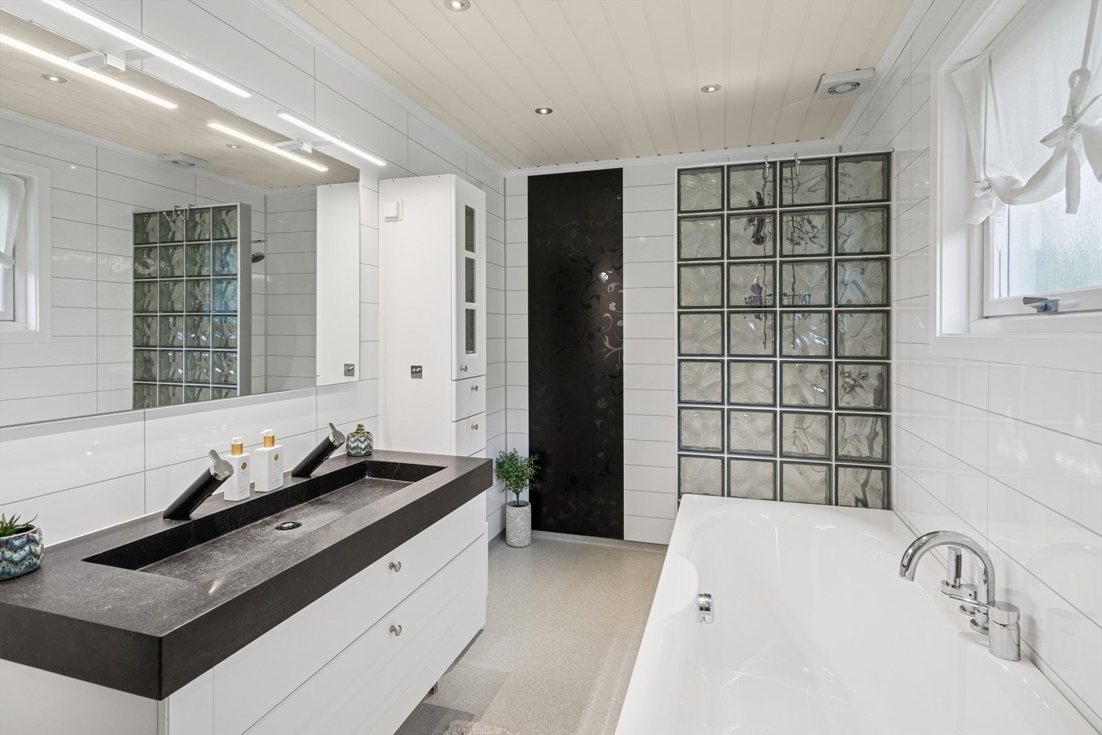 Badet i 1.etasje har vannbåren gulvvarme. Det er badekar, dusjvegg, servant og toalett Galleribilde