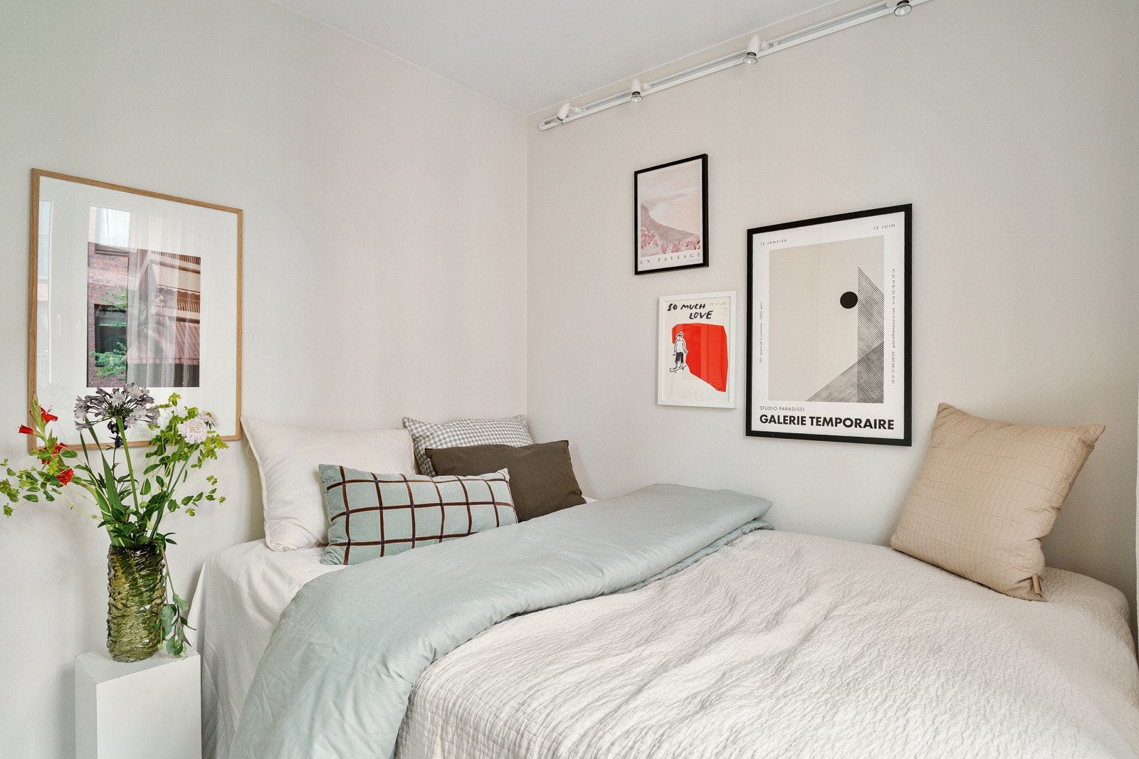 Lyst soverom med god plass til dobbeltseng og garderobeløsning Galleribilde