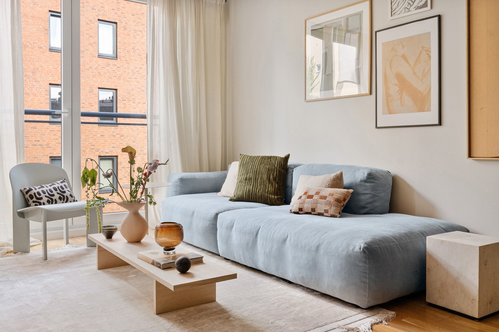 Store vindusflater og fransk balkong gir boligen en luftig og innbydende atmosfære Galleribilde