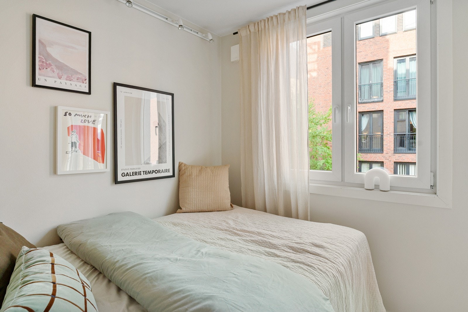 Det store vinduet slipper inn rikelig med naturlig lys og bidrar til en behagelig atmosfære Galleribilde