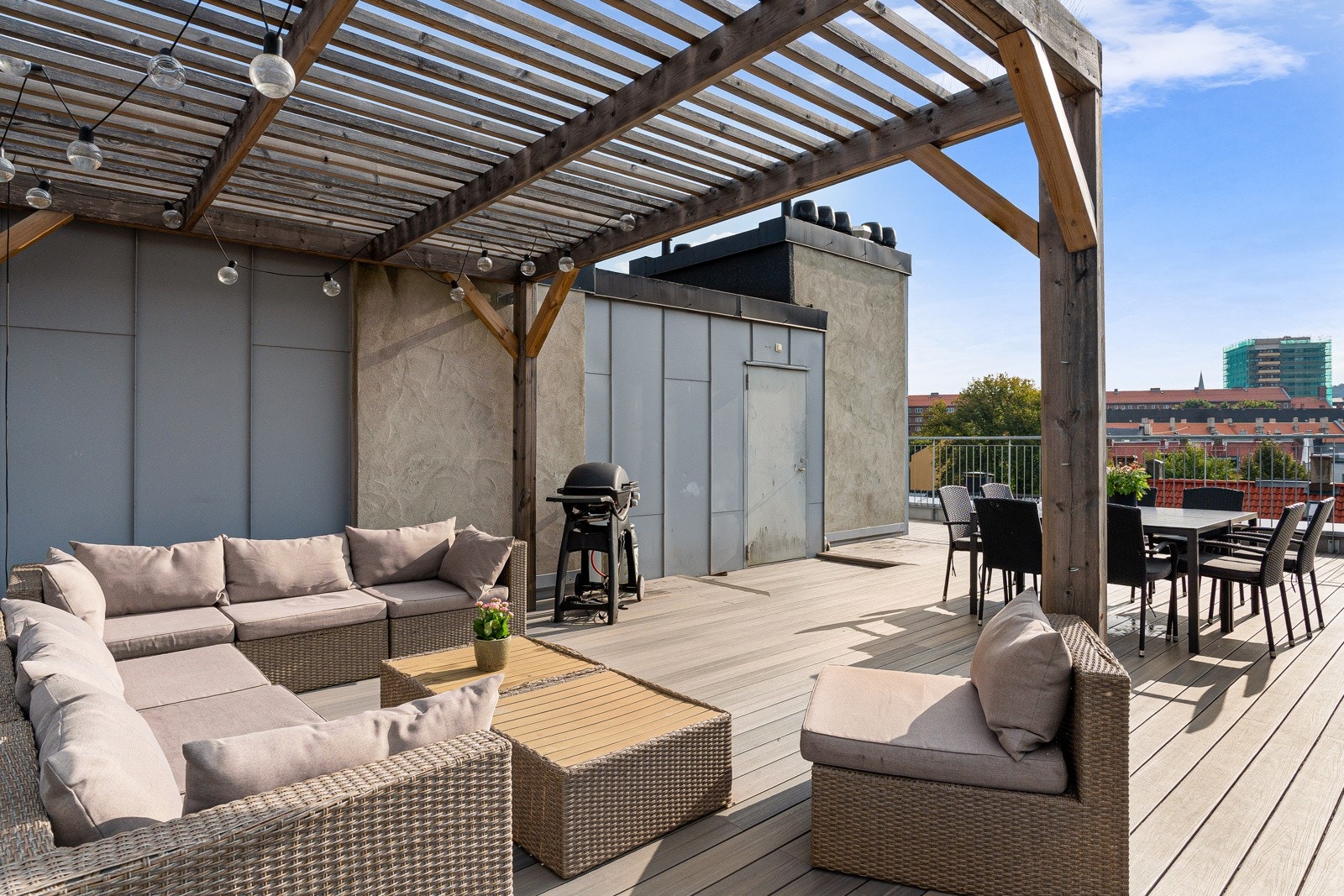 Takterrassen er tilrettelagt for sosiale sammenkomster med sittegrupper, spiseplass og grill til felles bruk Galleribilde