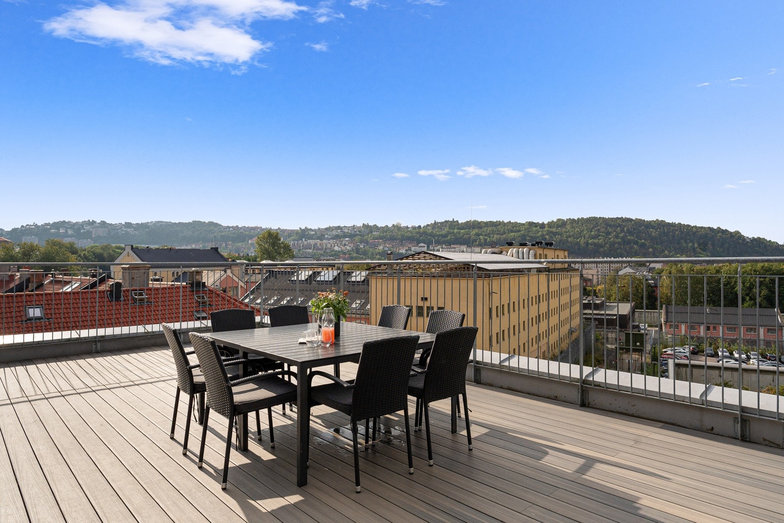 Stor felles takterrasse med flott utsikt i flere retninger Galleribilde