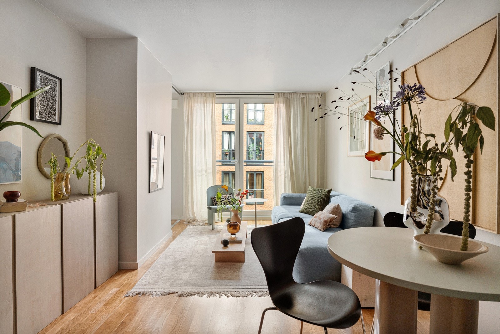 Lys og attraktiv 2-roms selveierleilighet med rolig og tilbaketrukket beliggenhet i byggets tredje etasje med heisadkomst Galleribilde