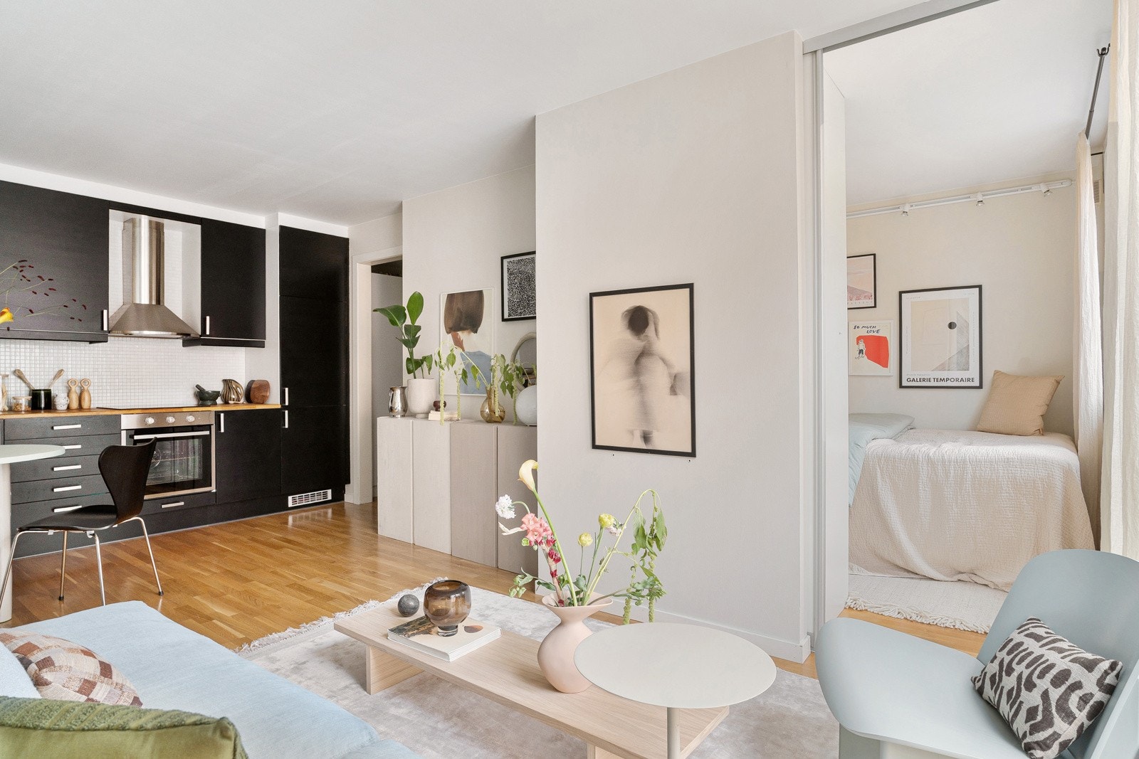 Her er det god plass til en stor sofaseksjon med behagelig avstand til TV samt spisebord for familie og gjester Galleribilde