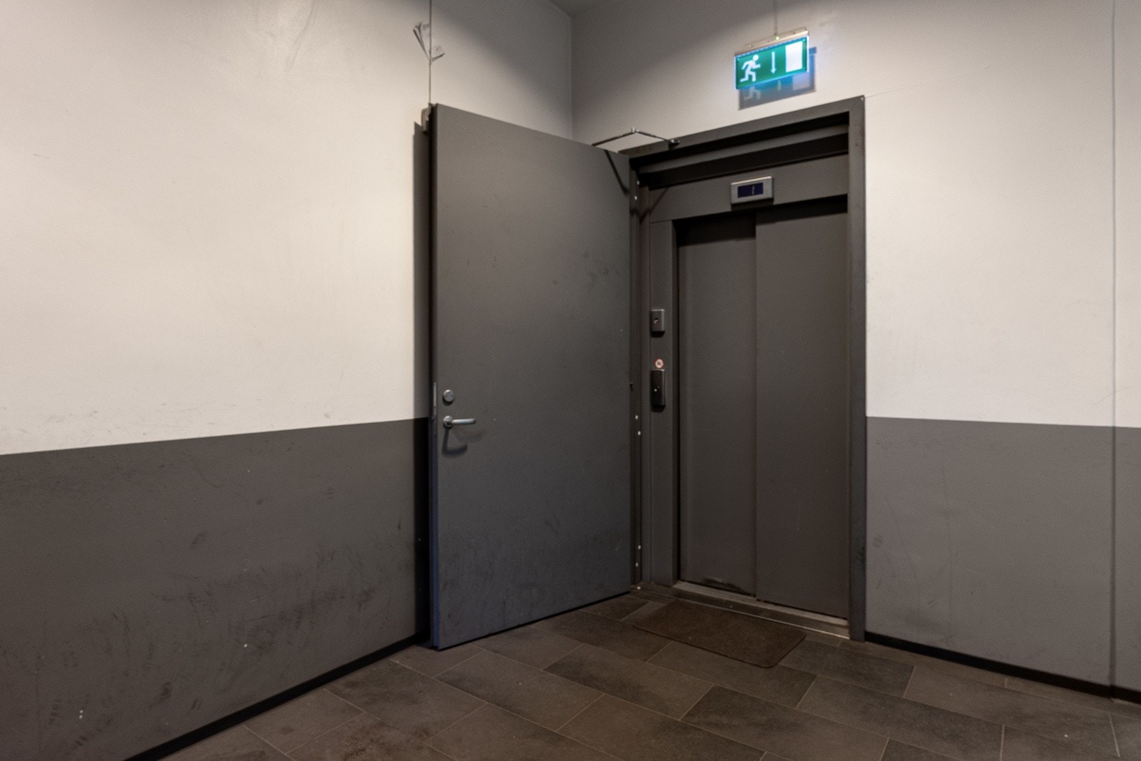 Det er heis i bygget som tar deg til leilighetsplan og rett opp til felles takterrasse Galleribilde