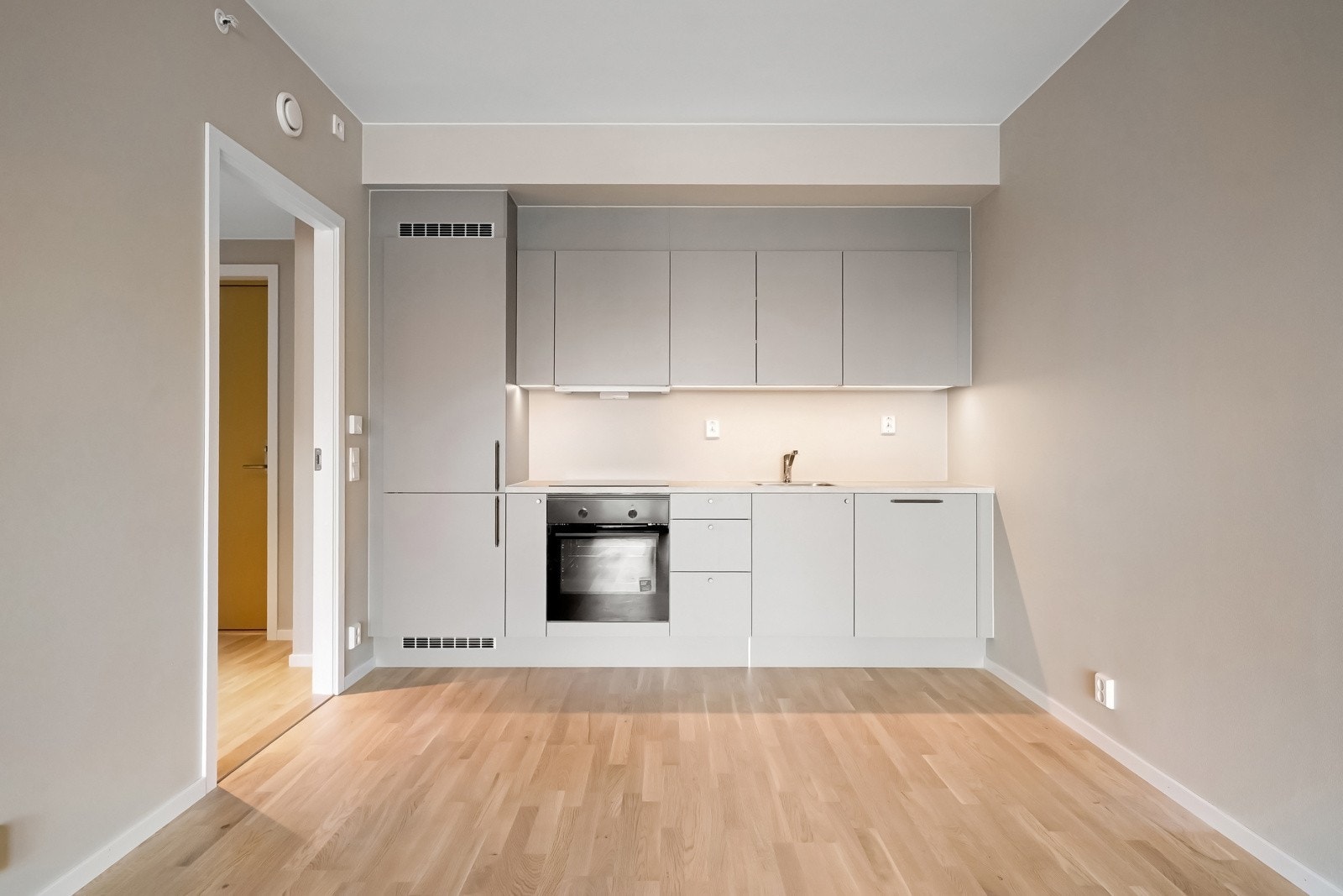 Delikat og påkostet kjøkken fra HTH av type Stockholm. Benkeplate av laminat, av type Sandsten (652), 3 cm tykkelse.Grep underskap/høyskap av type Manor Antikk Messing / Helix Knott Antikk Bronse. Bilde fra leilighet G305 Galleribilde
