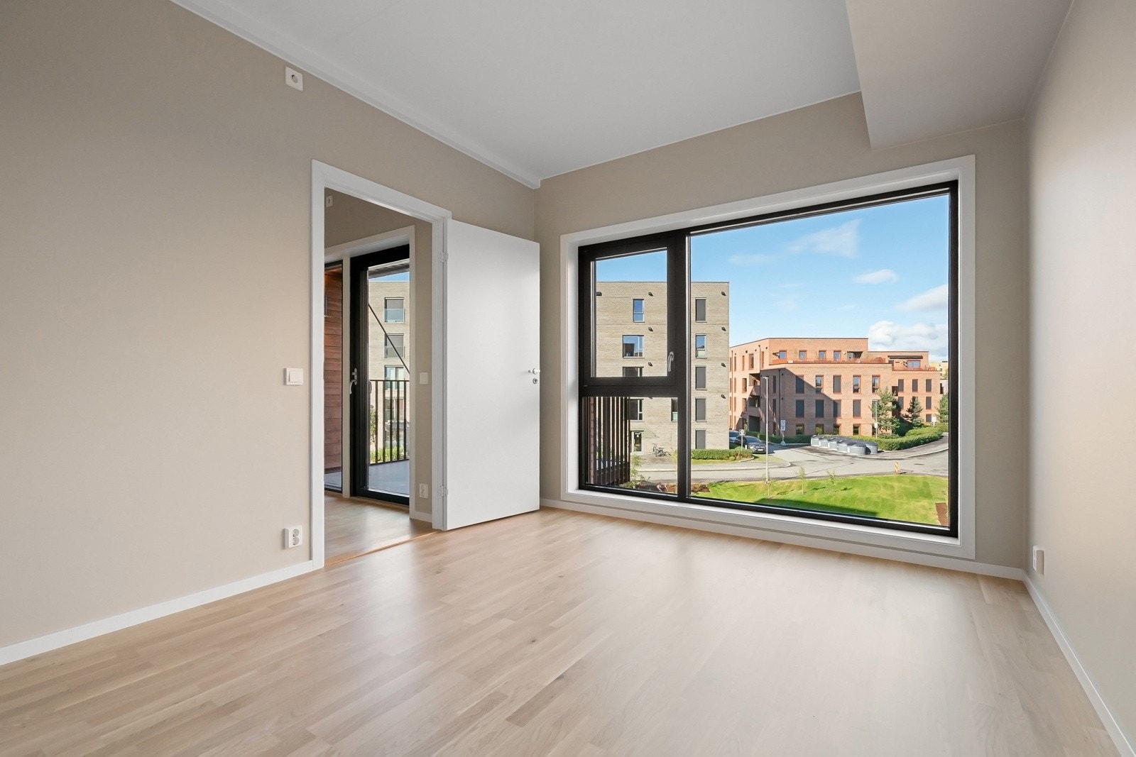 Lyst og trivelig soverom med fin plass til dobbeltseng. 3-stavs lys hvitpigmentert eikeparkett. Fotlister leveres hvitmalt glattkant. Alle vegger malt i fargen Gentle Whisper. Bilde fra leilighet G305. Galleribilde