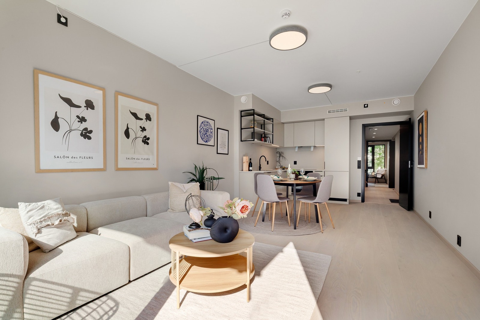 Stue og kjøkken i åpen løsning med naturlig plass for sofa- og spisegruppe. Galleribilde