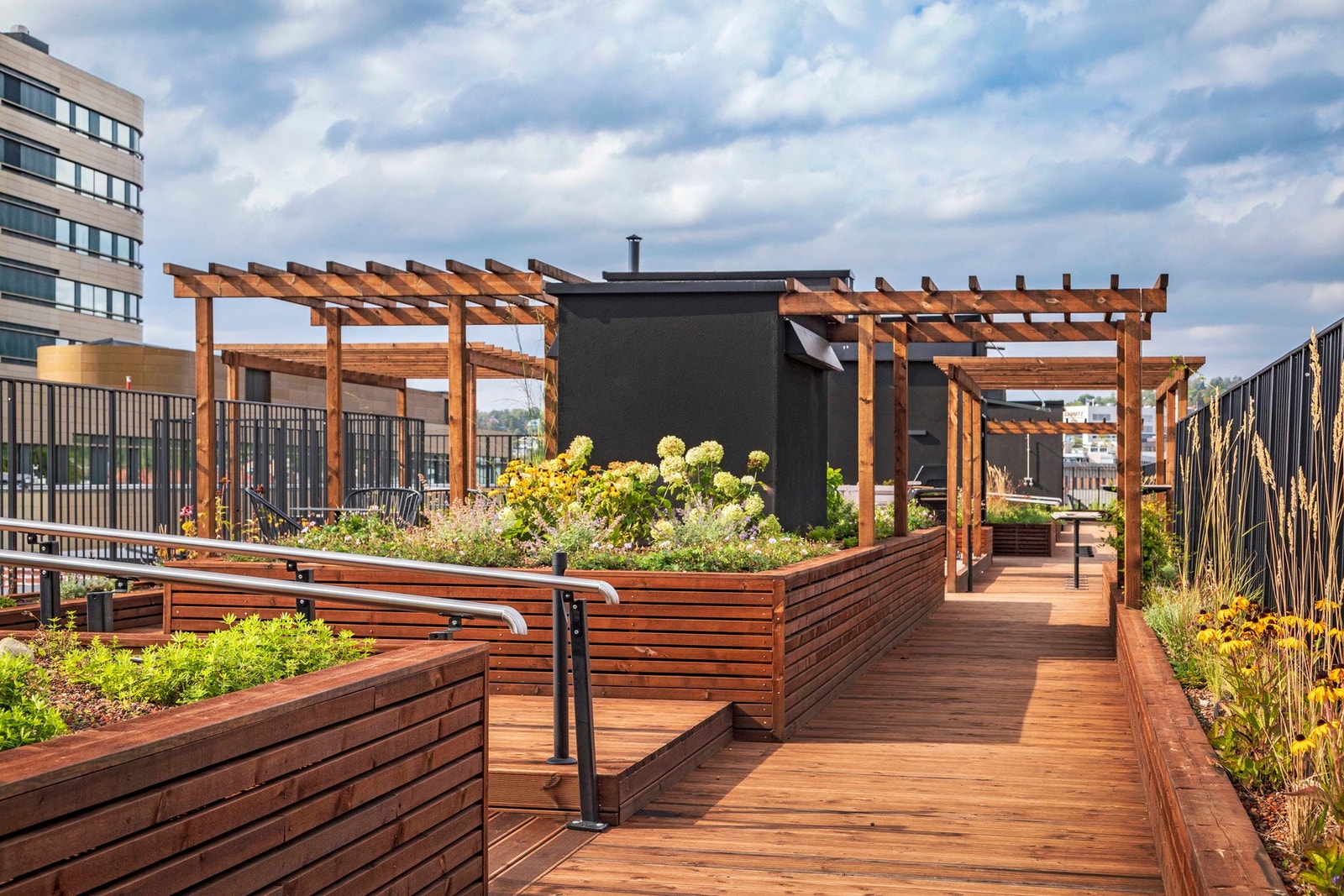 På toppen er det en lekker og 90 m lang takterrasse med flere sittesoner - utviklet med tanke på aktivitet og rekreasjon - alt dette midt i byen. Galleribilde