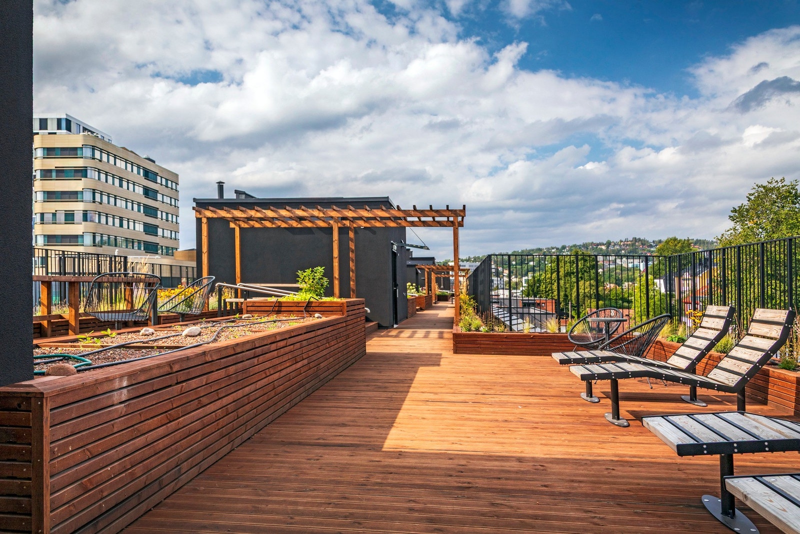 På toppen er det en lekker og 90 m lang takterrasse med flere sittesoner - utviklet med tanke på aktivitet og rekreasjon - alt dette midt i byen. Galleribilde