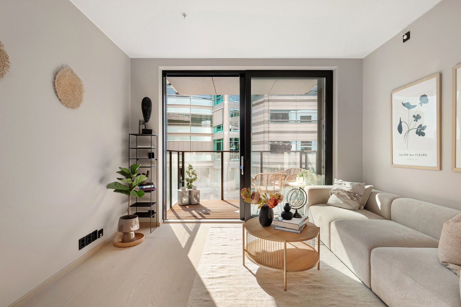 Store vindusflater slipper rikelig med naturlig lys inn og skaper en hyggelig atmosfære. Galleribilde