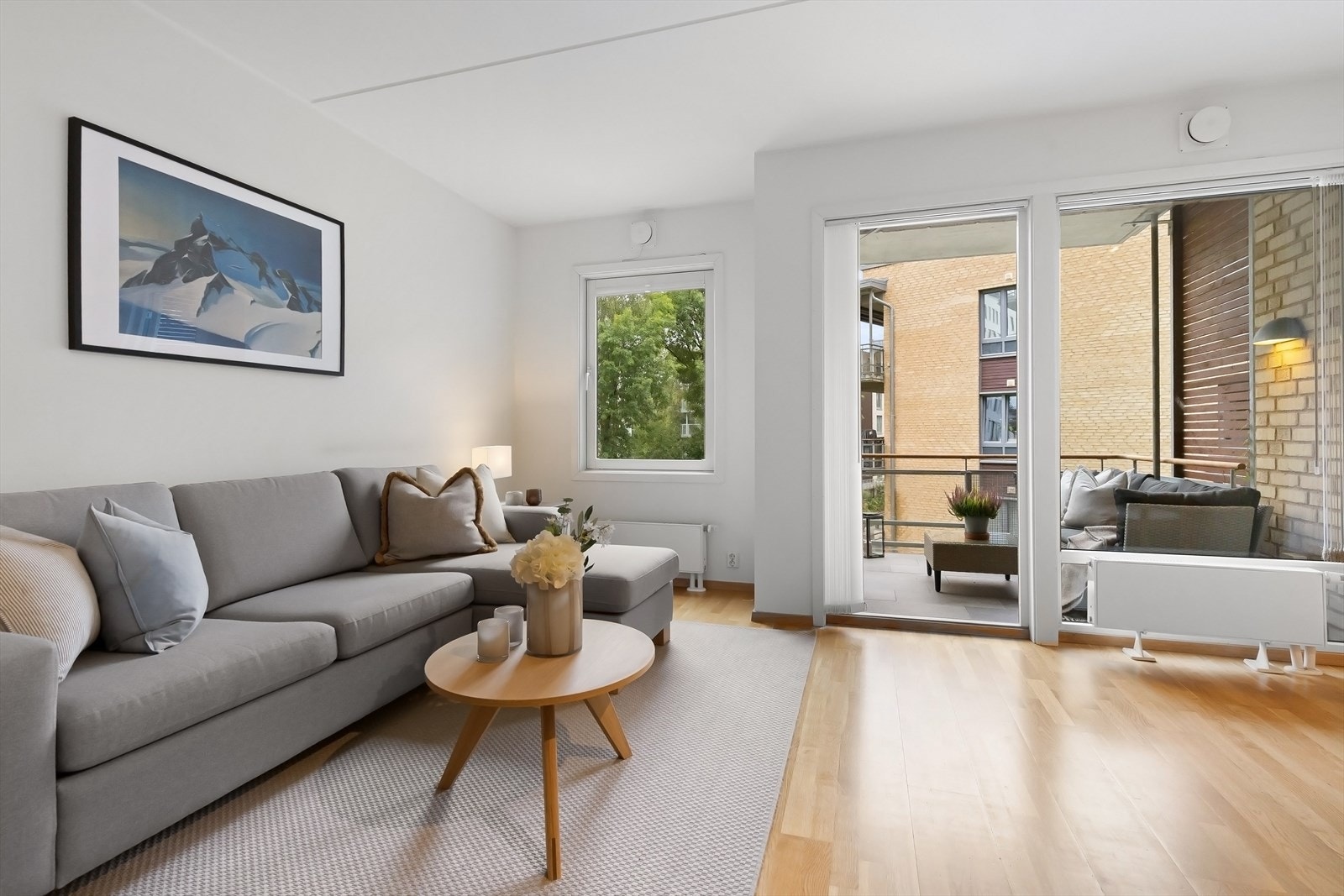 Emilie Amundsen v/ Nordvik Frogner ønsker velkommen til Hoffsveien 6A! Galleribilde