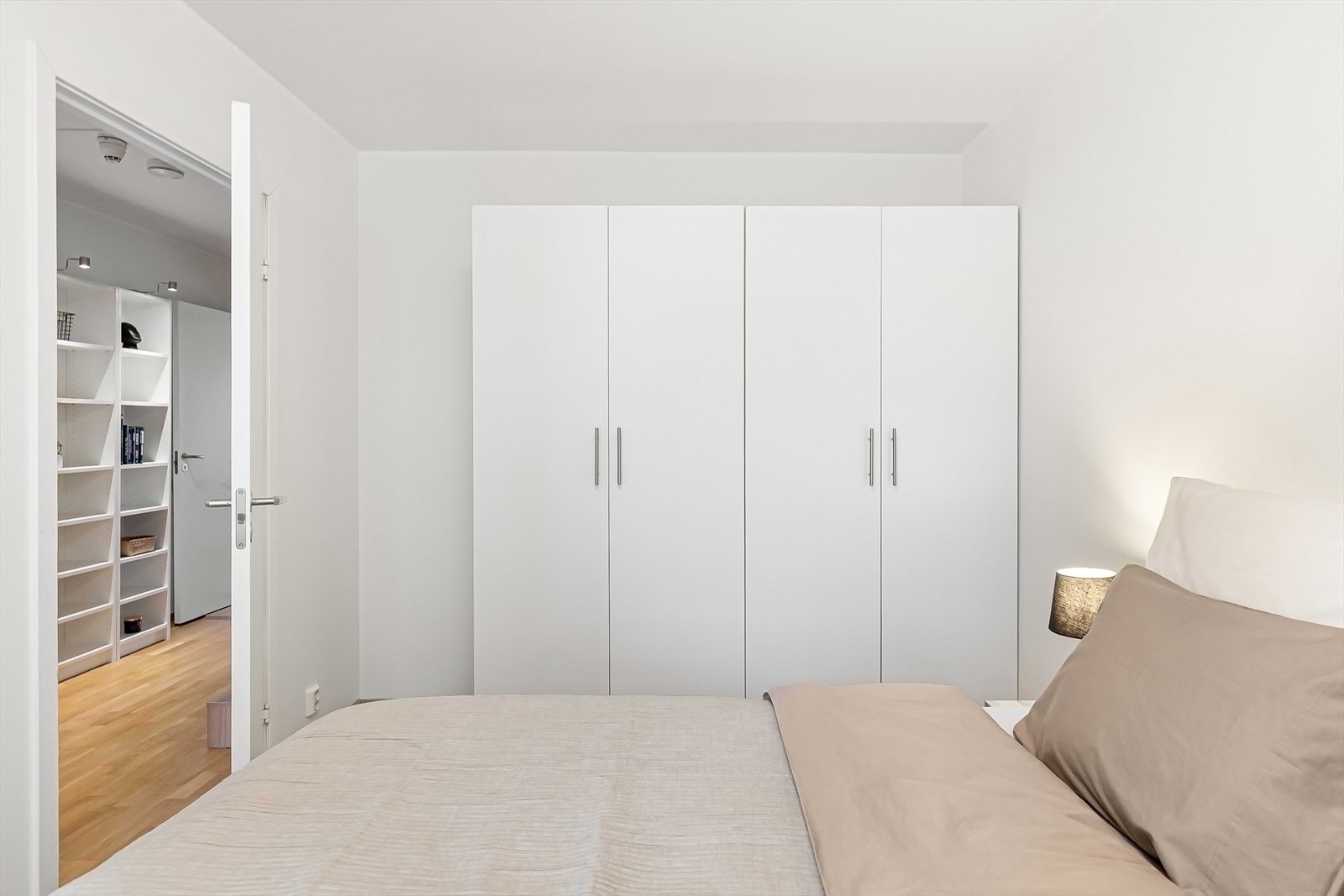 Oppbevaringsplassen ivaretas med en stor garderobeløsning som medfølger. Galleribilde